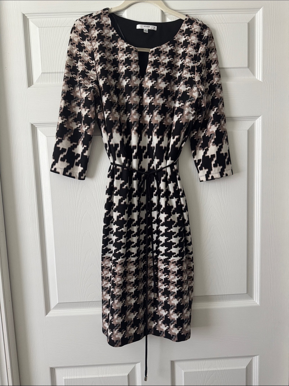 Jones New York Black and Taupe Houndstooth Tie-Waist Midi Dress